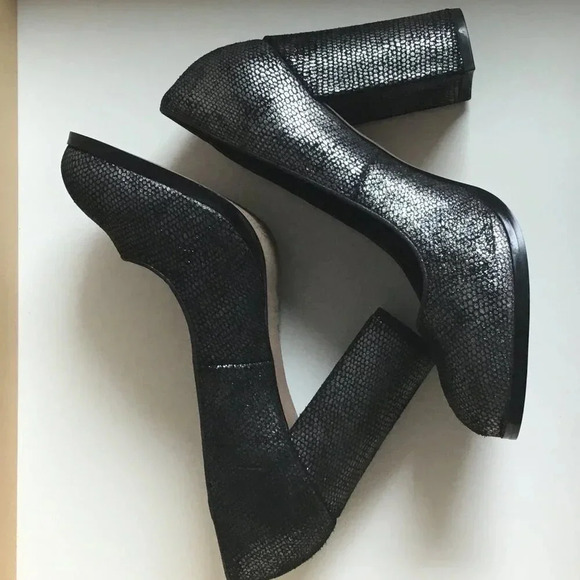 Isola Hayley Pumps High Heels Black silver Snake Print Block Heel sz 7.5 M - Picture 4 of 9
